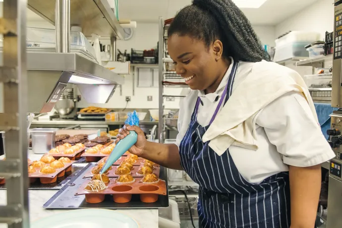 flore decorating cupcakes